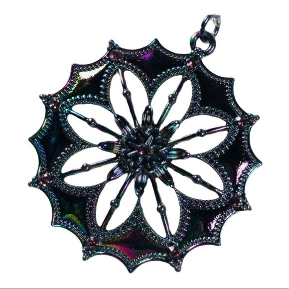 Flower design rainbow holographic/iridescent necklace on silver chain NEW - Picture 1 of 4